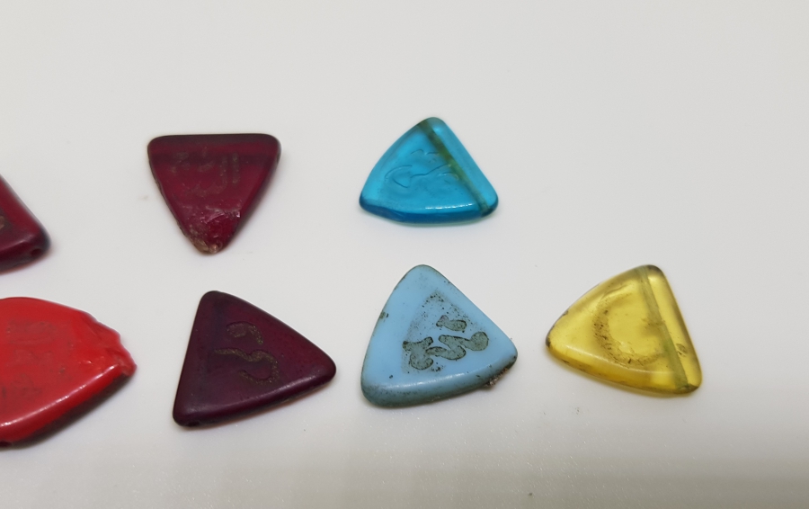 ÜZERLERİ OSMANLICA YAZILI OSMANLI DÖNEMİ OPAL VE CAM KOLYE UÇLARI LOTU