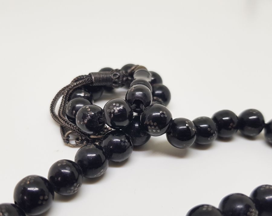 GÜMÜŞ ÇAKMA İŞÇİLİKLİ VE GÜMÜŞ PÜSKÜLLÜ ANTİKA OLTU TAŞI TESPİH