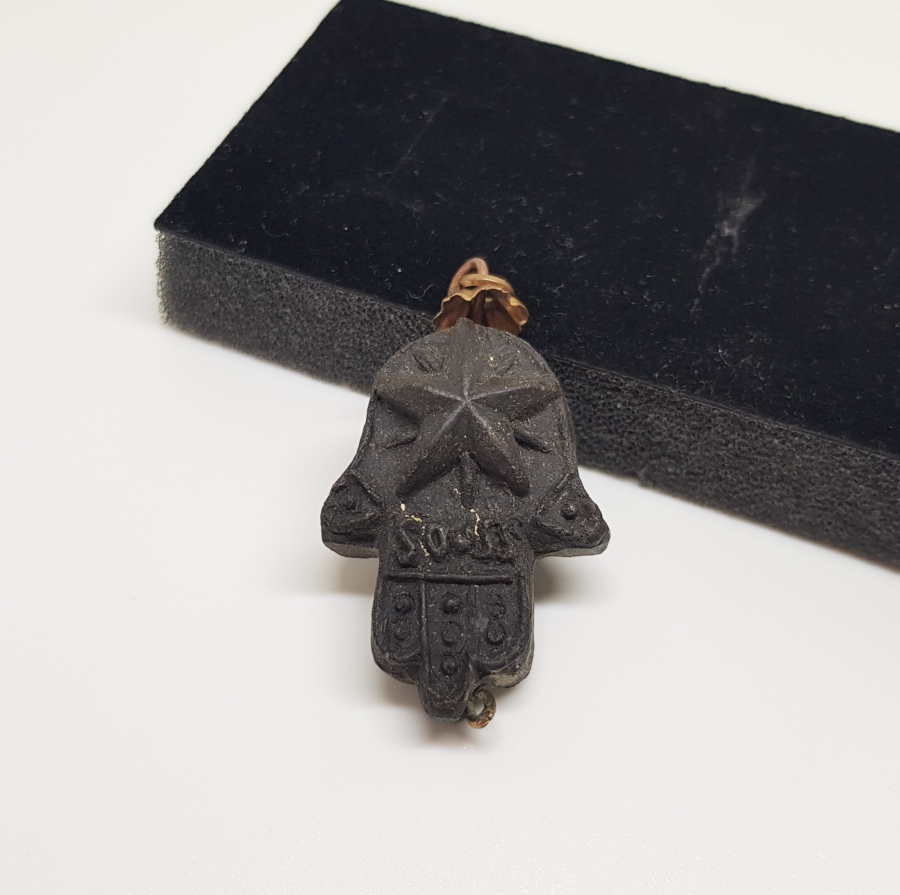 BALİNA KUSMUĞUNDAN YAPILMIŞ ANTİKA FATMA ANA ELİ FORMUNDA KOLYE UCU