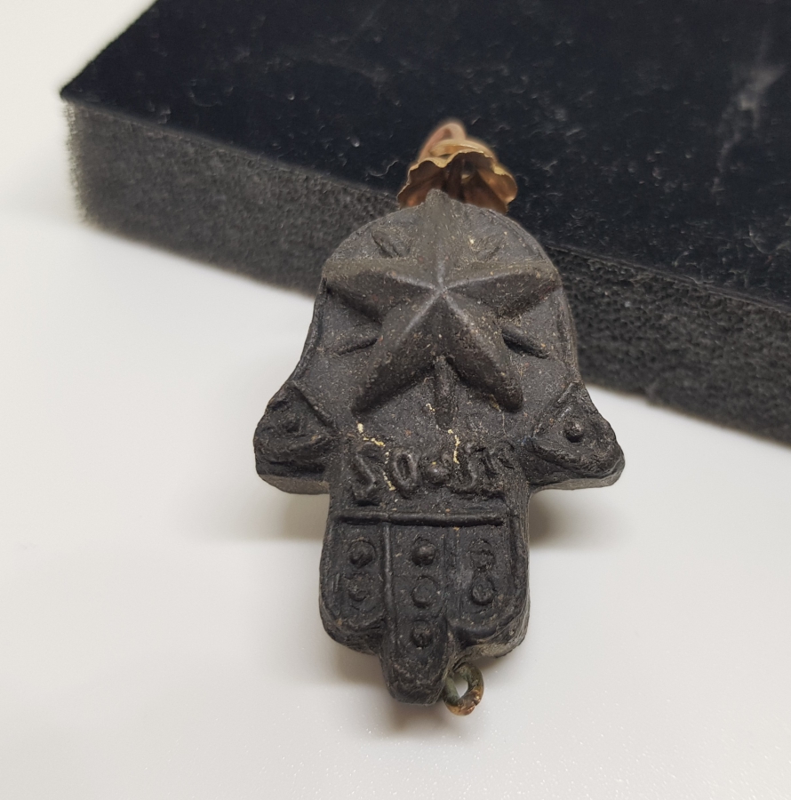 BALİNA KUSMUĞUNDAN YAPILMIŞ ANTİKA FATMA ANA ELİ FORMUNDA KOLYE UCU