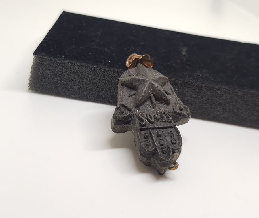 BALİNA KUSMUĞUNDAN YAPILMIŞ ANTİKA FATMA ANA ELİ FORMUNDA KOLYE UCU