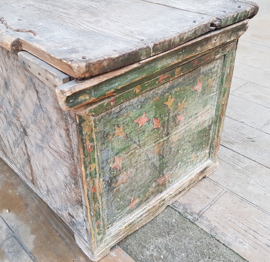 OSMANLI DÖNEMİ KÖK BOYALI VE FİL AYAKLI NADİR SANDIK