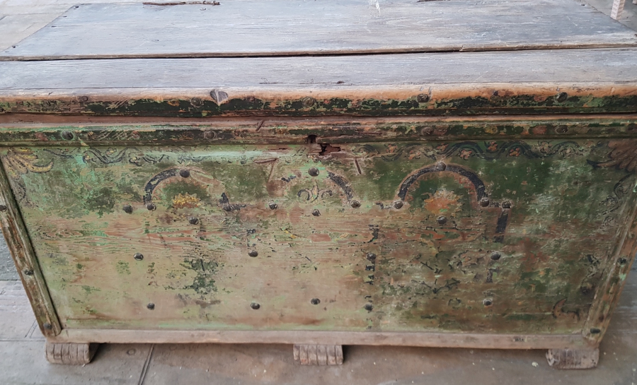 OSMANLI DÖNEMİ KÖK BOYALI VE FİL AYAKLI NADİR SANDIK