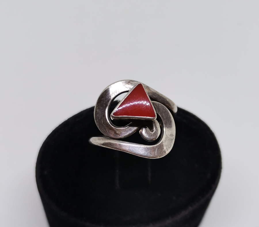 ÖZEL DİZAYN AKİK TAŞLI GÜMÜŞ YÜZÜK