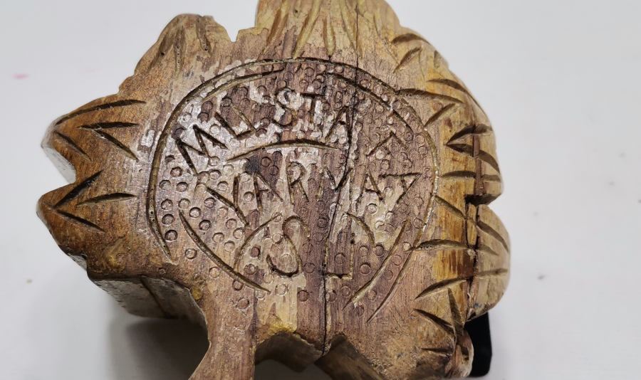 EL OYMA ARKASI YAZILI ÇINAR YAPRAĞI FORMUNDA AHŞAP ÇAMÇAK