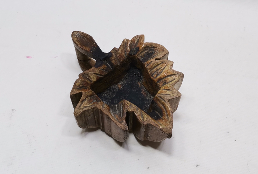 EL OYMA ARKASI YAZILI ÇINAR YAPRAĞI FORMUNDA AHŞAP ÇAMÇAK