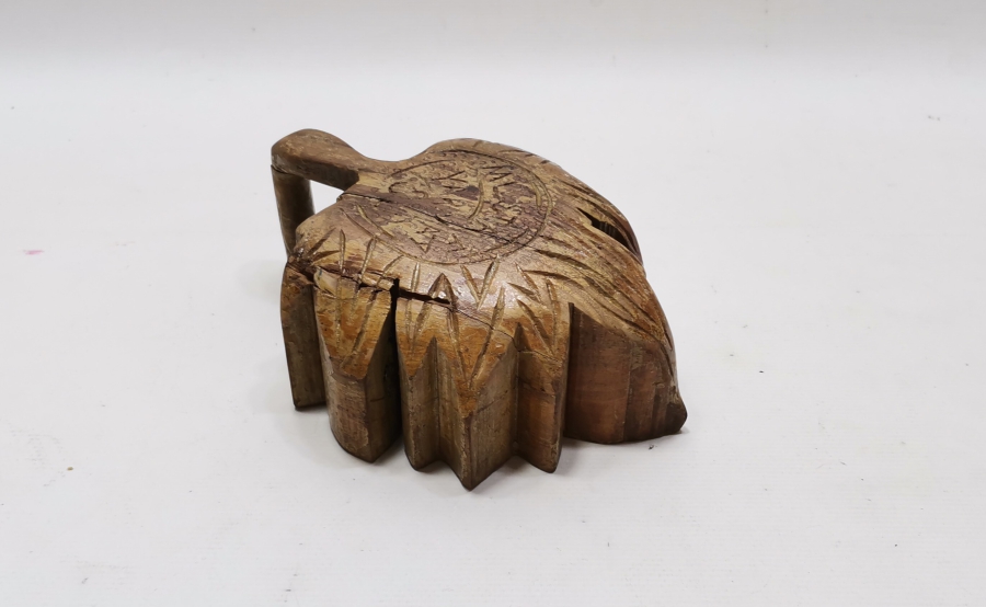 EL OYMA ARKASI YAZILI ÇINAR YAPRAĞI FORMUNDA AHŞAP ÇAMÇAK