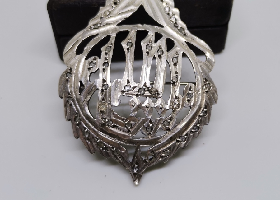 OSMANLI DÖNEMİ ÜZERİ OSMANLICA YAZILI ELMAS TAŞLI ARMUDİ SÜNNET KOLYESİ