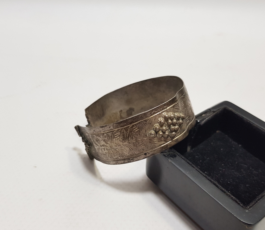 OSMANLI DÖNEMİ KALEM VE KABARTMA İŞÇİLİKLİ GÜMÜŞ ERMENİ BİLEZİK