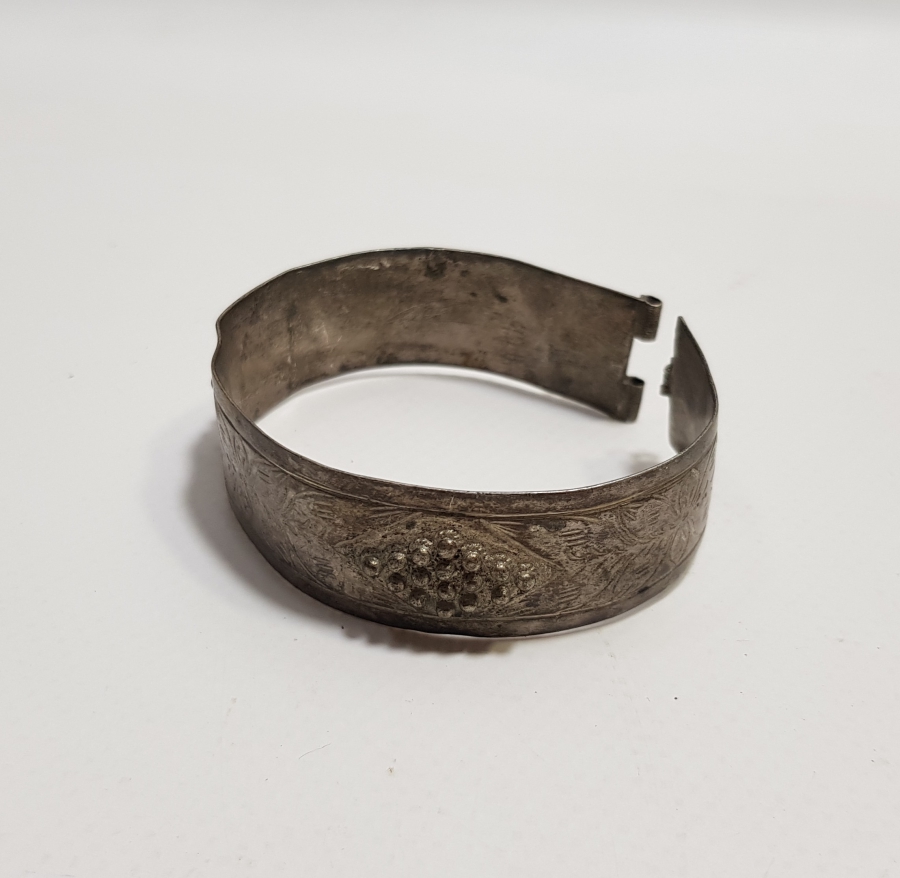 OSMANLI DÖNEMİ KALEM VE KABARTMA İŞÇİLİKLİ GÜMÜŞ ERMENİ BİLEZİK