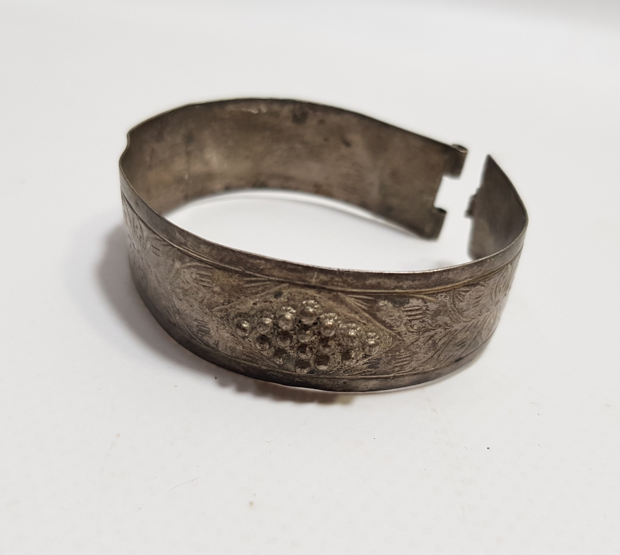 OSMANLI DÖNEMİ KALEM VE KABARTMA İŞÇİLİKLİ GÜMÜŞ ERMENİ BİLEZİK