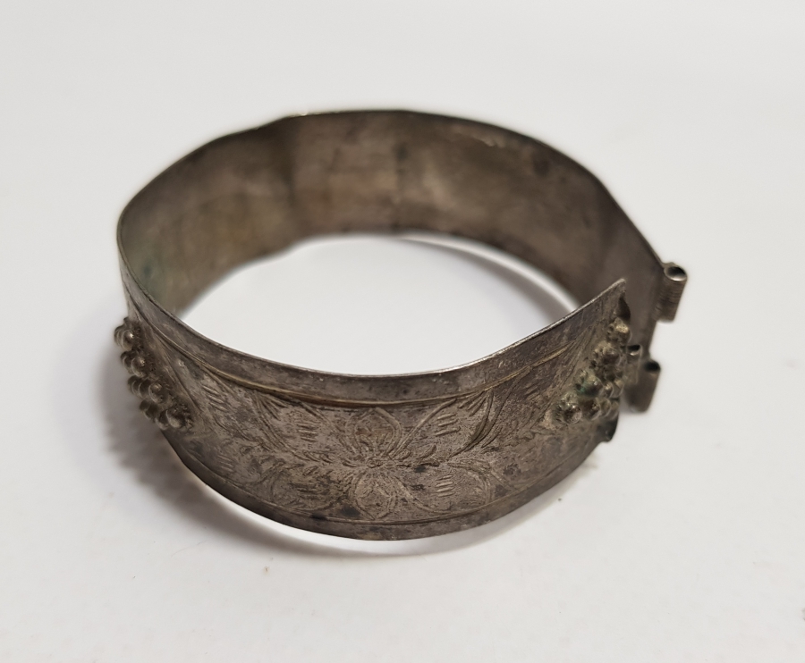 OSMANLI DÖNEMİ KALEM VE KABARTMA İŞÇİLİKLİ GÜMÜŞ ERMENİ BİLEZİK