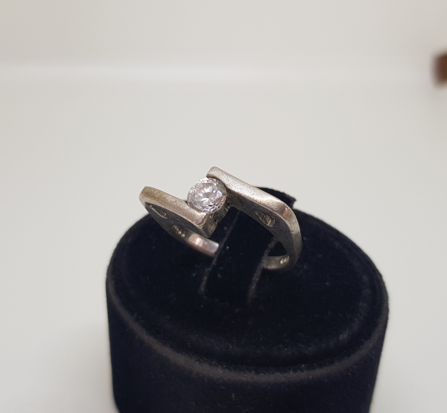 ÖZEL DİZAYN TEKTAŞ MODEL GÜMÜŞ YÜZÜK