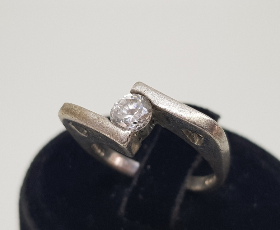 ÖZEL DİZAYN TEKTAŞ MODEL GÜMÜŞ YÜZÜK