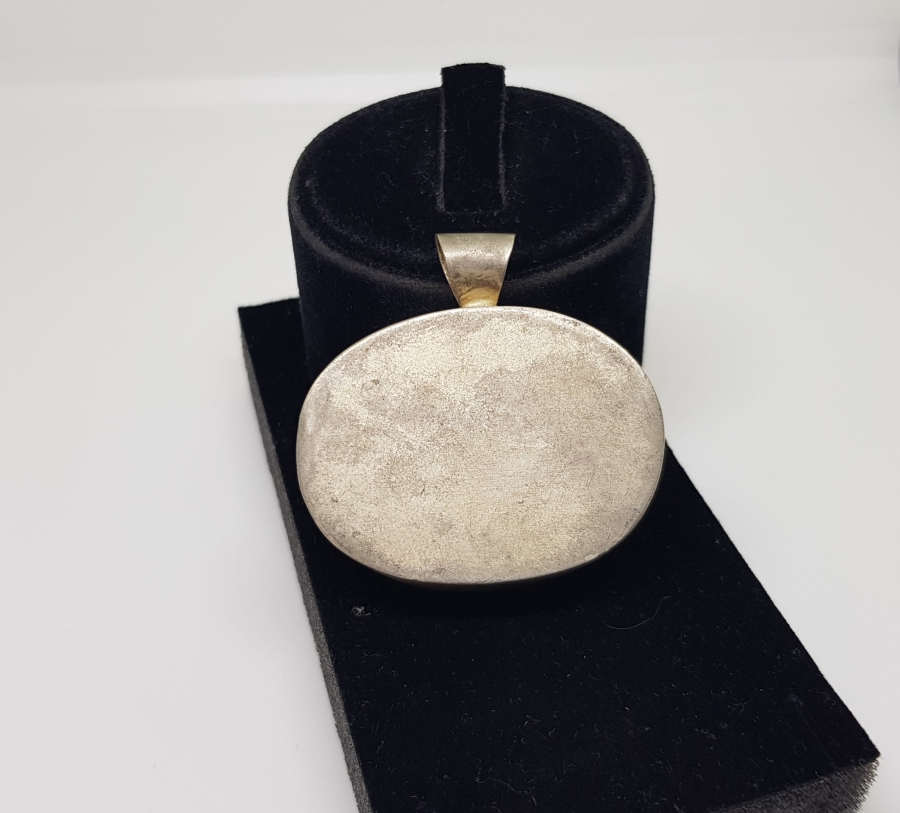 ÖZEL YAPIM GÜMÜŞ MONTÜRLÜ AVUSTURALYA ASKERİ GÖRSELLİ EL KAZIMA KOLYE UCU