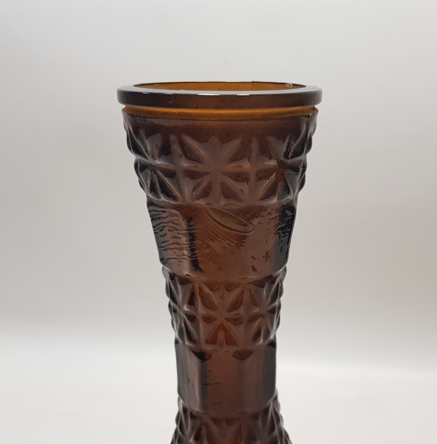 KABARTMA İŞÇİLİKLİ ANTİKA RENKLİ CAM VAZO