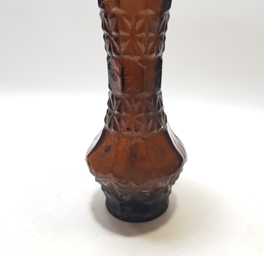 KABARTMA İŞÇİLİKLİ ANTİKA RENKLİ CAM VAZO