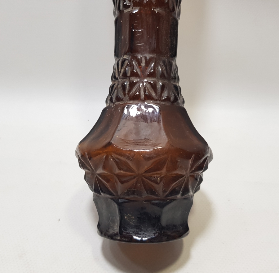 KABARTMA İŞÇİLİKLİ ANTİKA RENKLİ CAM VAZO