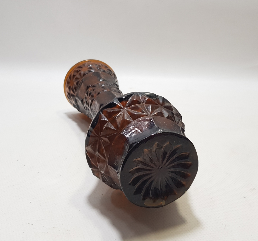 KABARTMA İŞÇİLİKLİ ANTİKA RENKLİ CAM VAZO