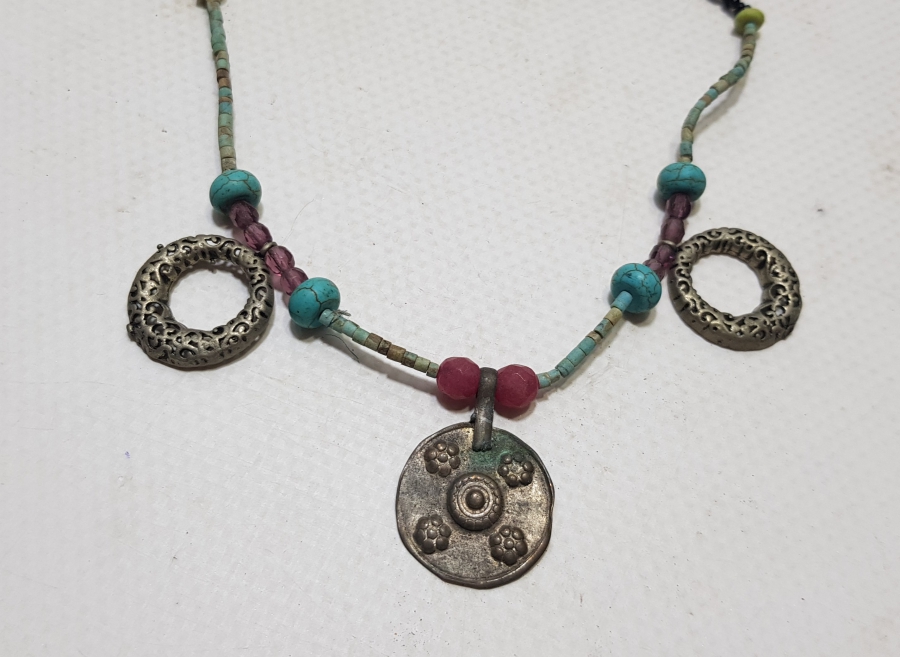 ÖZEL DİZAYN DOĞAL TAŞLI VE GÜMÜŞ APLİKLİ KOLYE