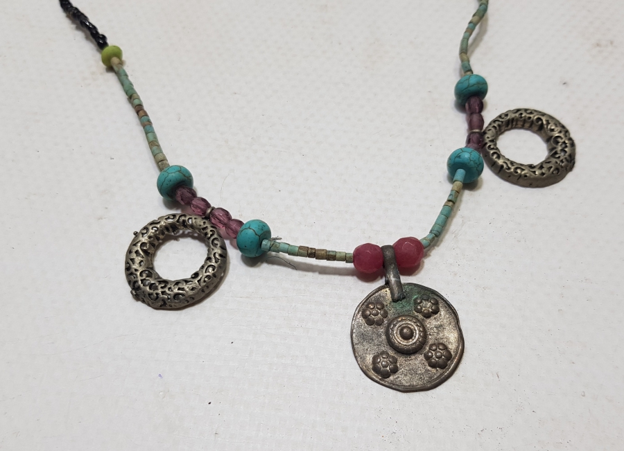 ÖZEL DİZAYN DOĞAL TAŞLI VE GÜMÜŞ APLİKLİ KOLYE