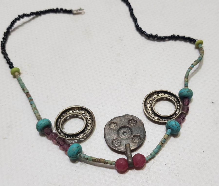 ÖZEL DİZAYN DOĞAL TAŞLI VE GÜMÜŞ APLİKLİ KOLYE