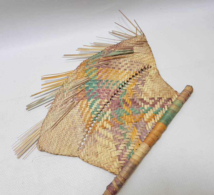 OSMANLI DÖNEMİ NADİR FORMDA HURMA YAPRAĞINDAN YAPILMIŞ ÇOK NADİR SÜRRE ALAYLARI KÖK BOYALI YELPAZE