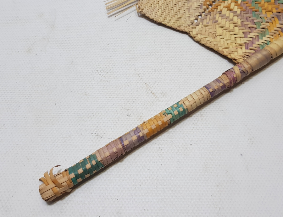 OSMANLI DÖNEMİ NADİR FORMDA HURMA YAPRAĞINDAN YAPILMIŞ ÇOK NADİR SÜRRE ALAYLARI KÖK BOYALI YELPAZE