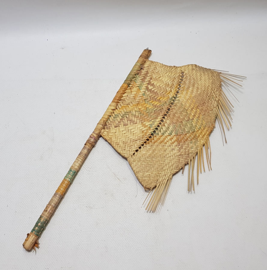 OSMANLI DÖNEMİ NADİR FORMDA HURMA YAPRAĞINDAN YAPILMIŞ ÇOK NADİR SÜRRE ALAYLARI KÖK BOYALI YELPAZE