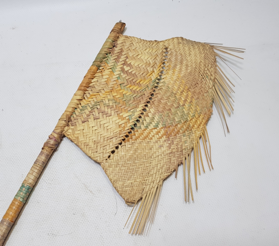 OSMANLI DÖNEMİ NADİR FORMDA HURMA YAPRAĞINDAN YAPILMIŞ ÇOK NADİR SÜRRE ALAYLARI KÖK BOYALI YELPAZE