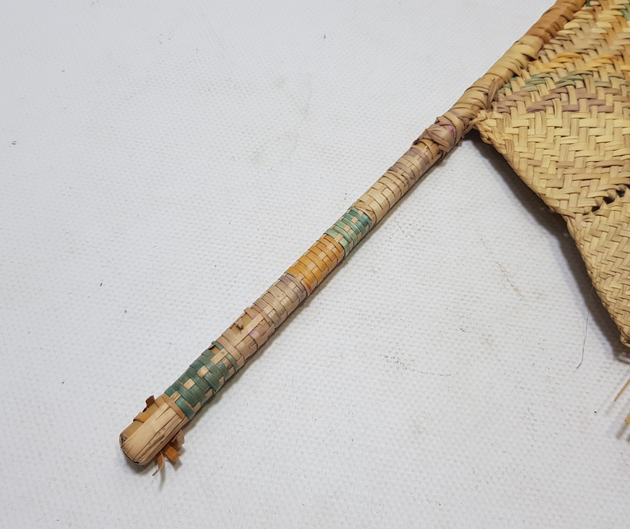 OSMANLI DÖNEMİ NADİR FORMDA HURMA YAPRAĞINDAN YAPILMIŞ ÇOK NADİR SÜRRE ALAYLARI KÖK BOYALI YELPAZE