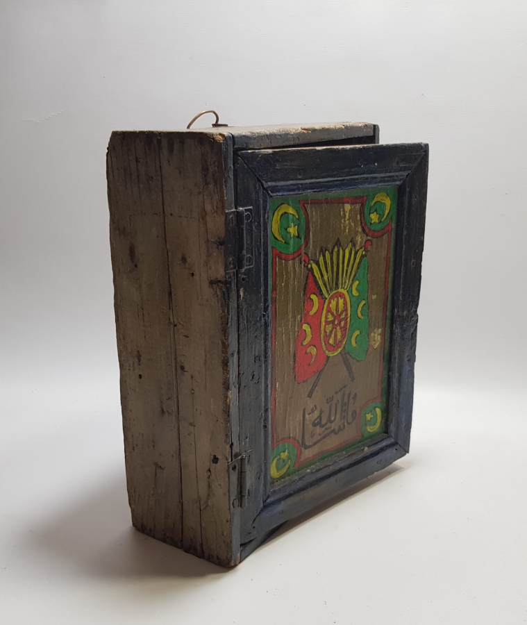 ÜZERİNDE OSMANLI DEVLET ARMASI BULUNAN PRİMİTİF FORMDA ANTİKA KAPAKLI AHŞAP KUTU