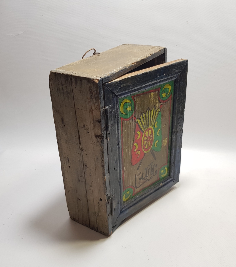 ÜZERİNDE OSMANLI DEVLET ARMASI BULUNAN PRİMİTİF FORMDA ANTİKA KAPAKLI AHŞAP KUTU