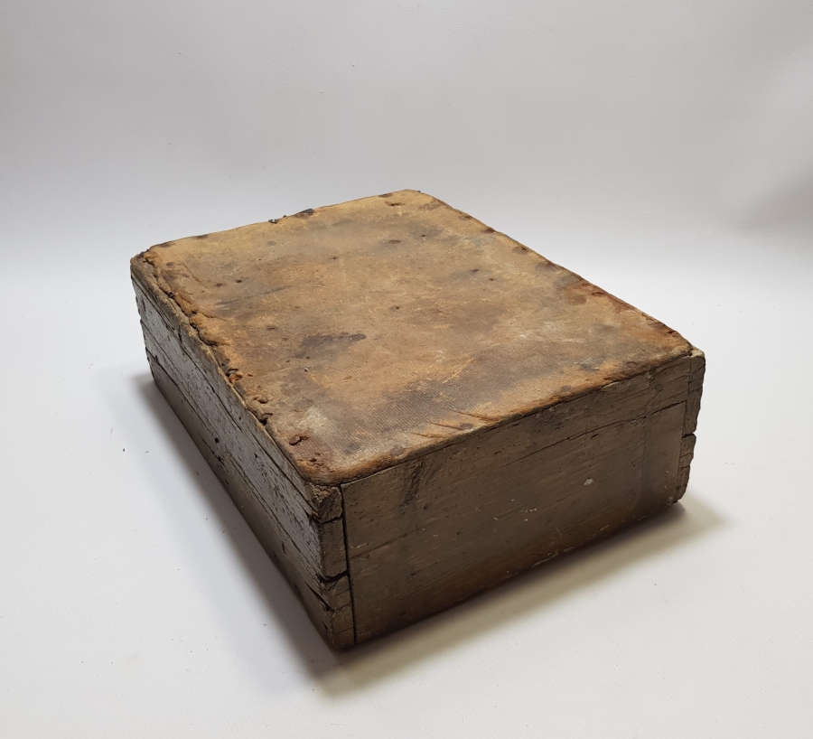 ÜZERİNDE OSMANLI DEVLET ARMASI BULUNAN PRİMİTİF FORMDA ANTİKA KAPAKLI AHŞAP KUTU