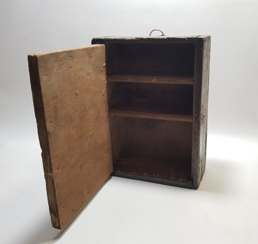 ÜZERİNDE OSMANLI DEVLET ARMASI BULUNAN PRİMİTİF FORMDA ANTİKA KAPAKLI AHŞAP KUTU