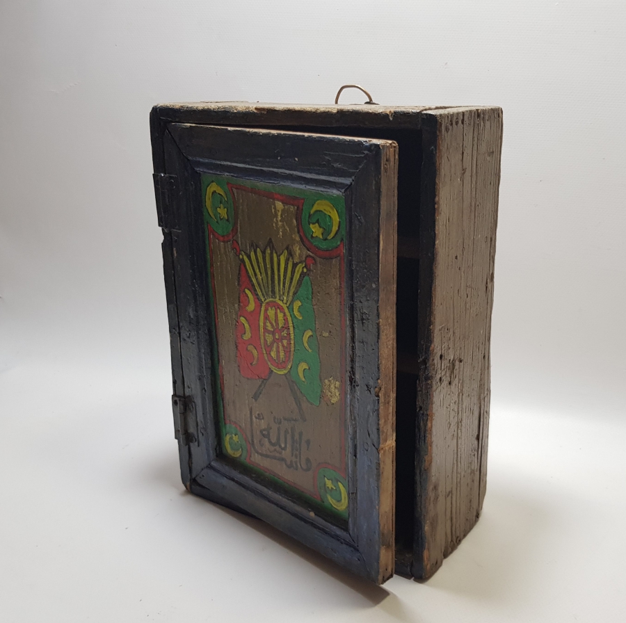 ÜZERİNDE OSMANLI DEVLET ARMASI BULUNAN PRİMİTİF FORMDA ANTİKA KAPAKLI AHŞAP KUTU