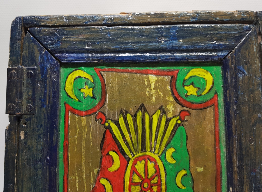 ÜZERİNDE OSMANLI DEVLET ARMASI BULUNAN PRİMİTİF FORMDA ANTİKA KAPAKLI AHŞAP KUTU