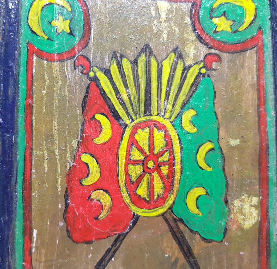 ÜZERİNDE OSMANLI DEVLET ARMASI BULUNAN PRİMİTİF FORMDA ANTİKA KAPAKLI AHŞAP KUTU