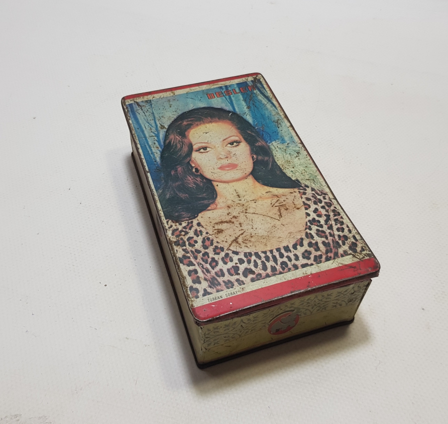 TÜRKAN ŞORAY GÖRSELLİ ANTİKA TENEKE CİKLET KUTUSU