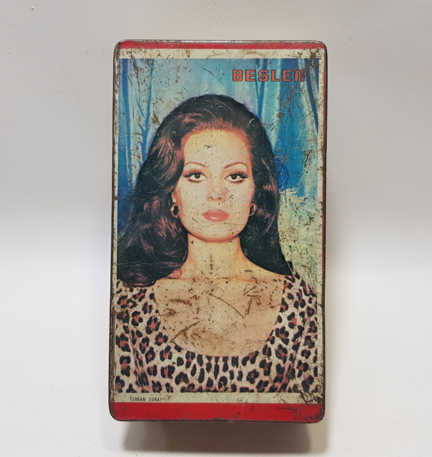 TÜRKAN ŞORAY GÖRSELLİ ANTİKA TENEKE CİKLET KUTUSU