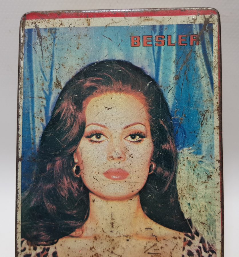 TÜRKAN ŞORAY GÖRSELLİ ANTİKA TENEKE CİKLET KUTUSU