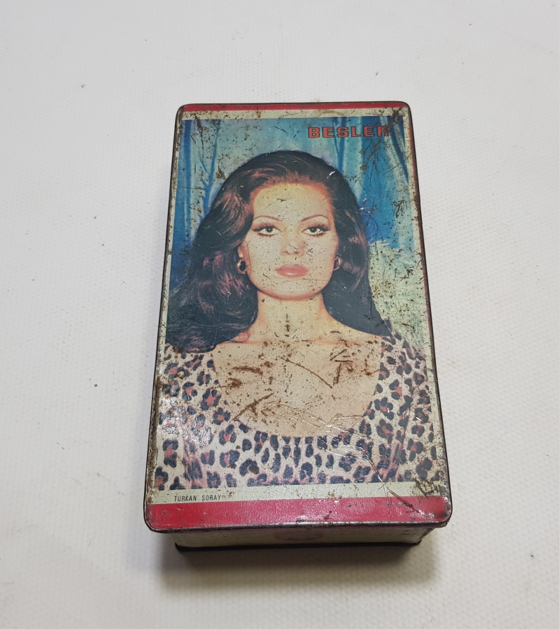 TÜRKAN ŞORAY GÖRSELLİ ANTİKA TENEKE CİKLET KUTUSU