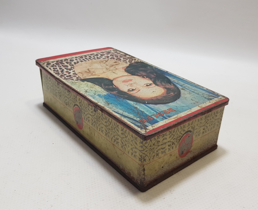 TÜRKAN ŞORAY GÖRSELLİ ANTİKA TENEKE CİKLET KUTUSU