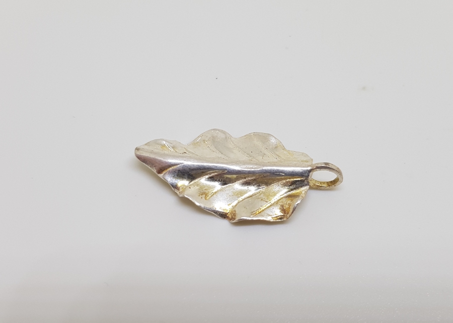 YAPRAK FORMUNDA YAPILMIŞ GÜMÜŞ KOLYE UCU