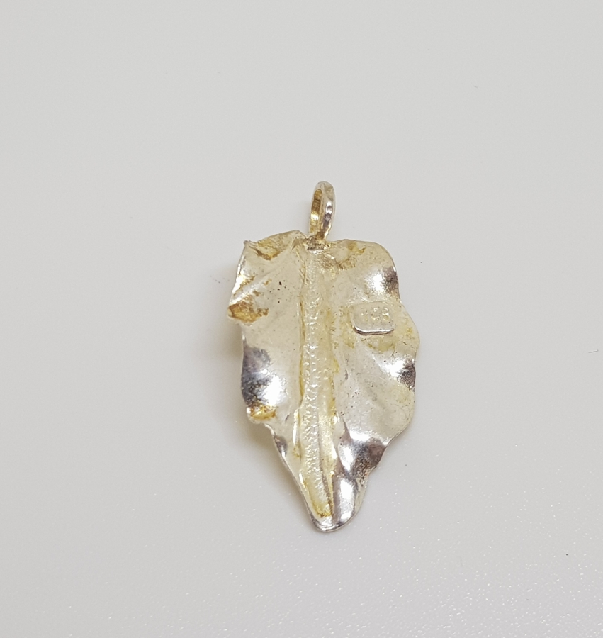 YAPRAK FORMUNDA YAPILMIŞ GÜMÜŞ KOLYE UCU