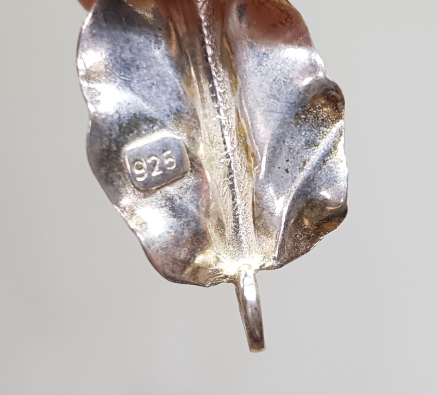 YAPRAK FORMUNDA YAPILMIŞ GÜMÜŞ KOLYE UCU