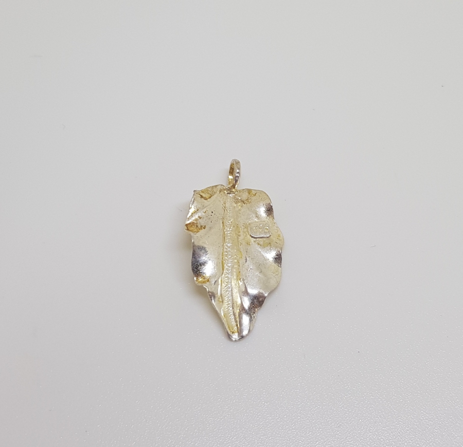 YAPRAK FORMUNDA YAPILMIŞ GÜMÜŞ KOLYE UCU