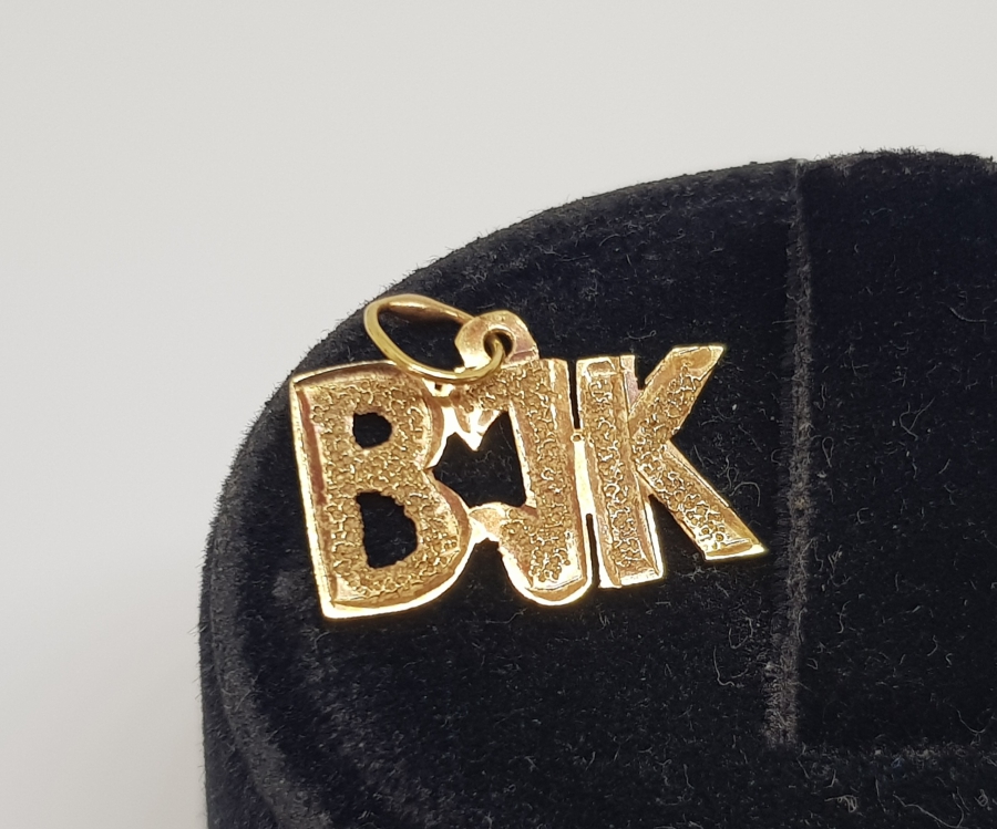 BJK - BEŞİKTAŞ YAZILI TAMAMI EL YAPIMI TESTERE İŞÇİLİKLİ ALTIN KOLYE UCU