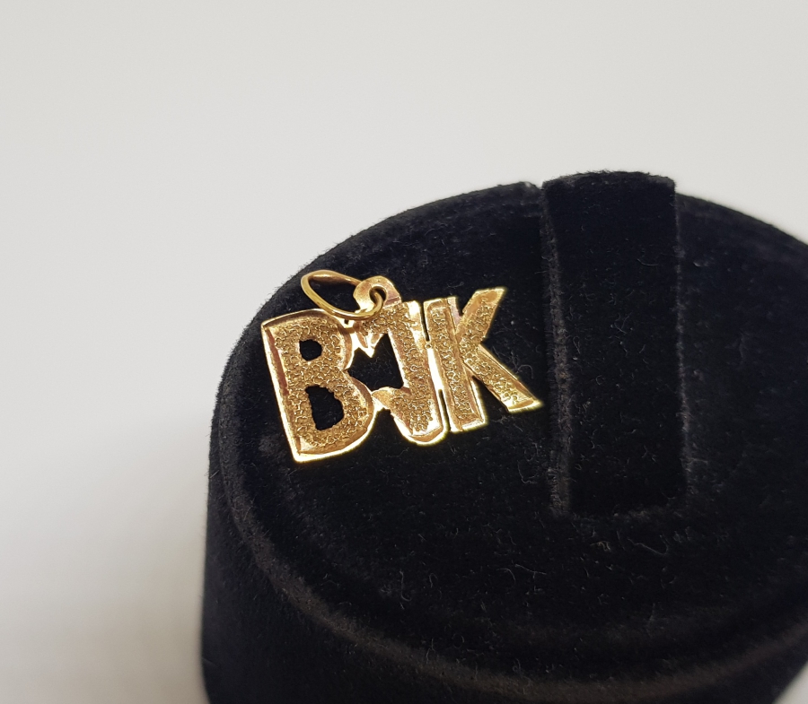 BJK - BEŞİKTAŞ YAZILI TAMAMI EL YAPIMI TESTERE İŞÇİLİKLİ ALTIN KOLYE UCU