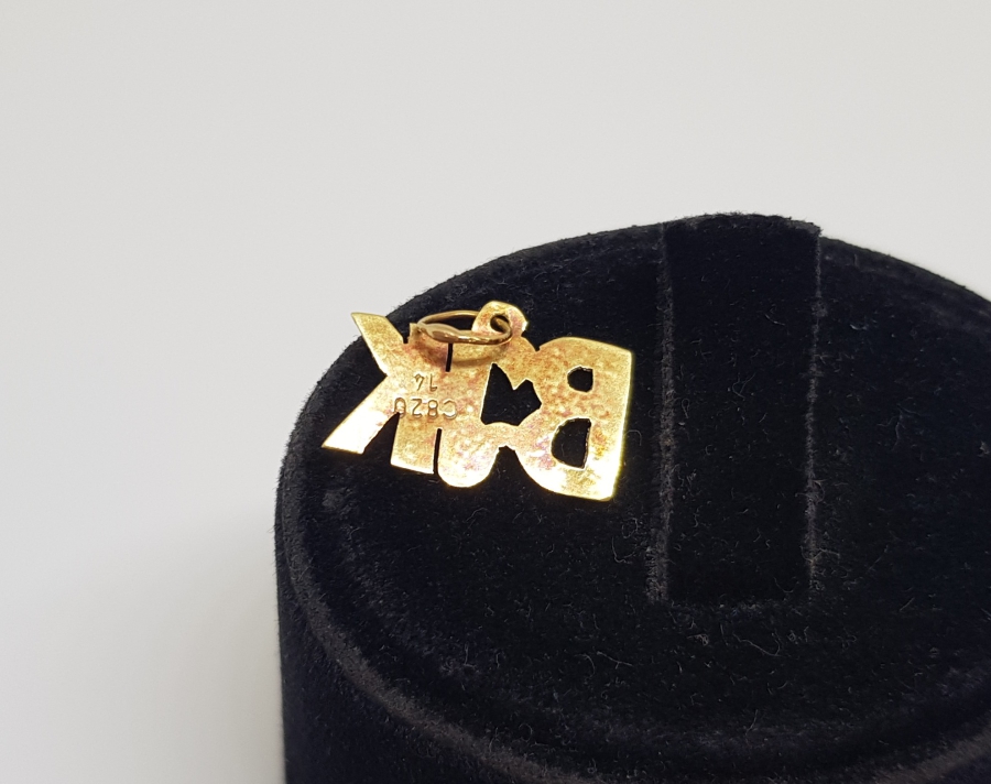 BJK - BEŞİKTAŞ YAZILI TAMAMI EL YAPIMI TESTERE İŞÇİLİKLİ ALTIN KOLYE UCU